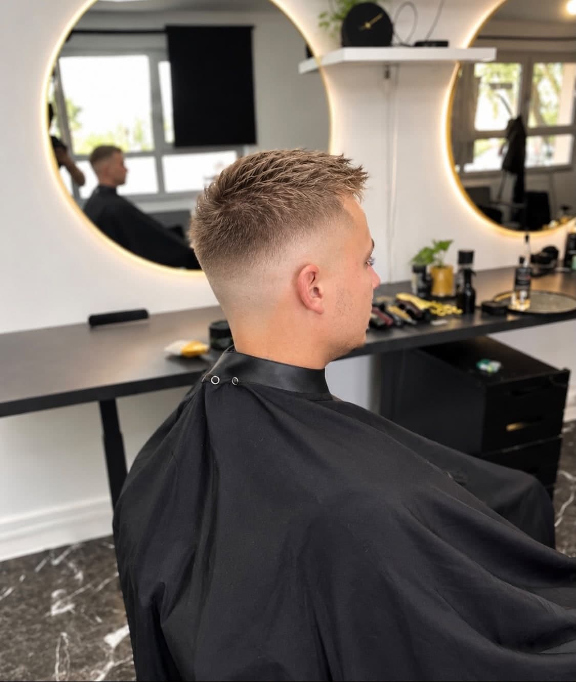 Coupe homme mid fade avec crop texturé, réalisée au salon BARBALI à Saint-Avé